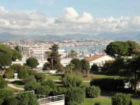 Apartamento de 2 habitaciones completamente renovado - vista panorámica al mar y al puerto