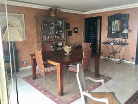 Apartamento con gran balcón - vista panorámica al mar.