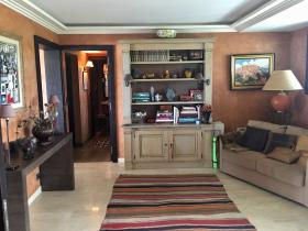 Apartamento con gran balcón - vista panorámica al mar.
