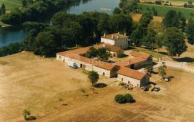 Castillo al borde del río con salón de recepción