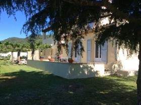 Precioso chalet con piscina de 160 m2 y 7 habitaciones.