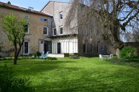 Hermosa casa antigua, decoración y muebles de diseño, parque