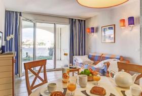 Soleado apartamento con vistas al pequeño puerto deportivo con terraza