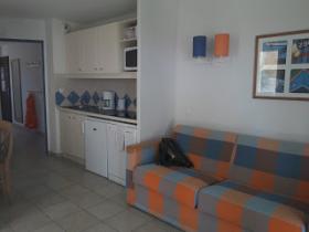 Soleado apartamento con vistas al pequeño puerto deportivo con terraza