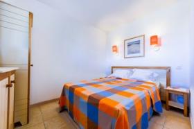 Soleado apartamento con vistas al pequeño puerto deportivo con terraza
