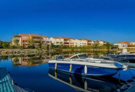 Soleado apartamento con vistas al pequeño puerto deportivo con terraza