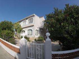 Villa con vistas al mar, que consta de 2 apartamentos idénticos, buena renta