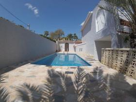 Villa con vistas al mar, que consta de 2 apartamentos idénticos, buena renta