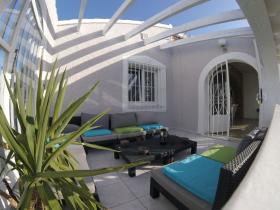 Villa con vistas al mar, que consta de 2 apartamentos idénticos, buena renta