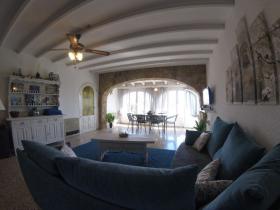 Villa con vistas al mar, que consta de 2 apartamentos idénticos, buena renta