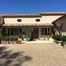 Casa de campo provenzal se encuentra en la cima de una colina en una zona privada con encanto