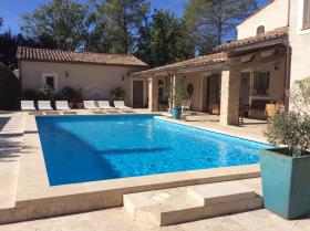Casa de campo provenzal se encuentra en la cima de una colina en una zona privada con encanto