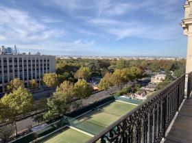Brillante y hermosa vista panorámica Apartamento de lujo estilo Haussmann de París