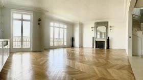 Brillante y hermosa vista panorámica Apartamento de lujo estilo Haussmann de París