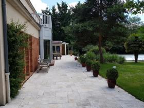 Villa en gran parcela ubicada en Golf d'Etiolles Club